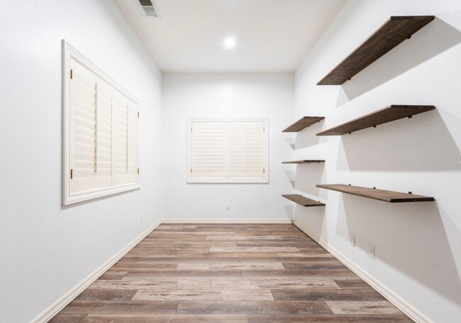 Building Photo - 585 E Chesapeake Cir