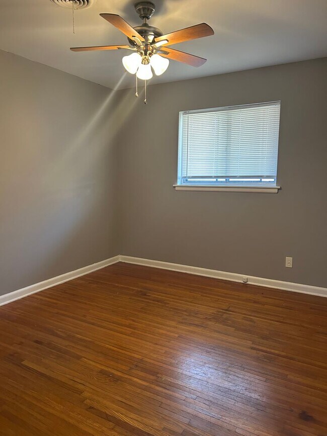 Building Photo - 3 Bedroom 1 1/2 Bath