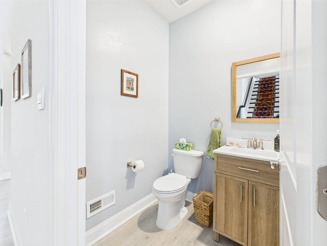 Building Photo - Stunning 5 Bedroom 4.5 Bathroom Located in...