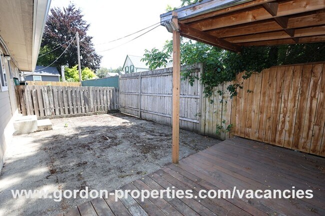Building Photo - SE Arista Dr - 2 bedroom unit in the heart...