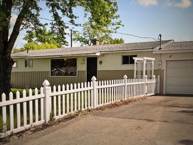 Building Photo - 1420 N Mesa Rd