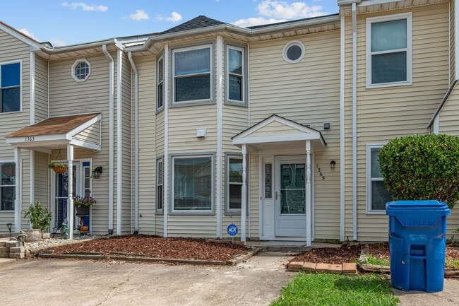 Building Photo - 1365 Longlac Rd