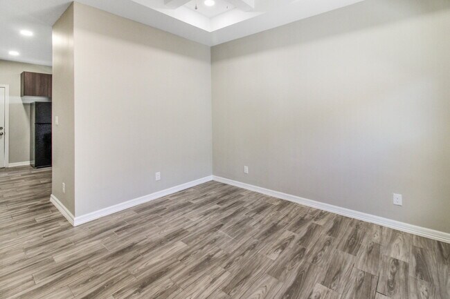 Building Photo - 904 W Mahala Ave