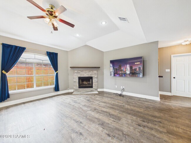 Building Photo - 115 La Rue Vil