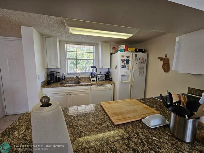 Building Photo - 6355 La Costa Dr