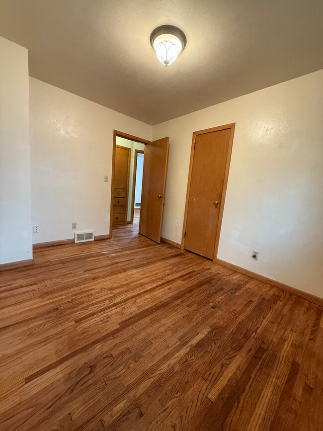 Building Photo - 138 21st Ave S