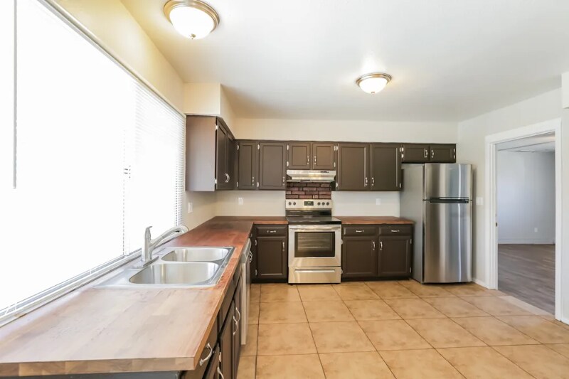 Building Photo - 4027 E Alta Vista Rd