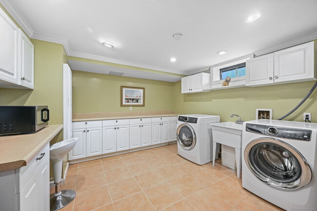 Building Photo - 60 Squires Ln