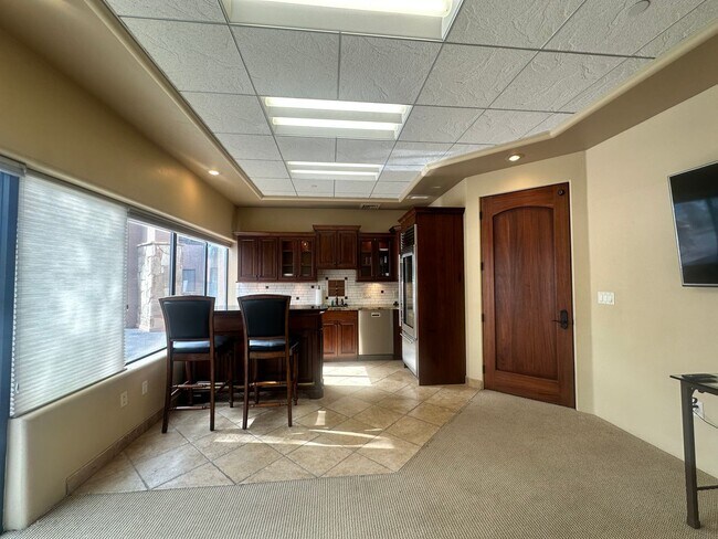 Building Photo - Large 1 bed / 1 bath Condo on North End of Town