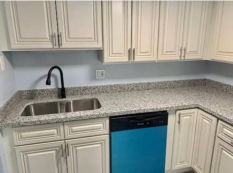 Kitchen - 811 Vouray Dr