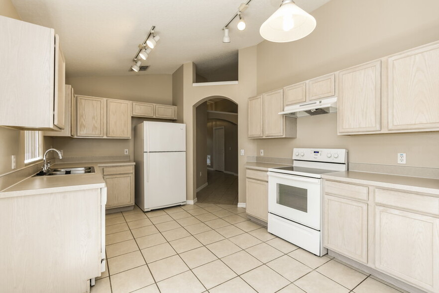 Building Photo - 16623 Rising Star Dr