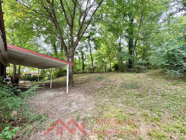 Building Photo - 2050 Sharon Ln