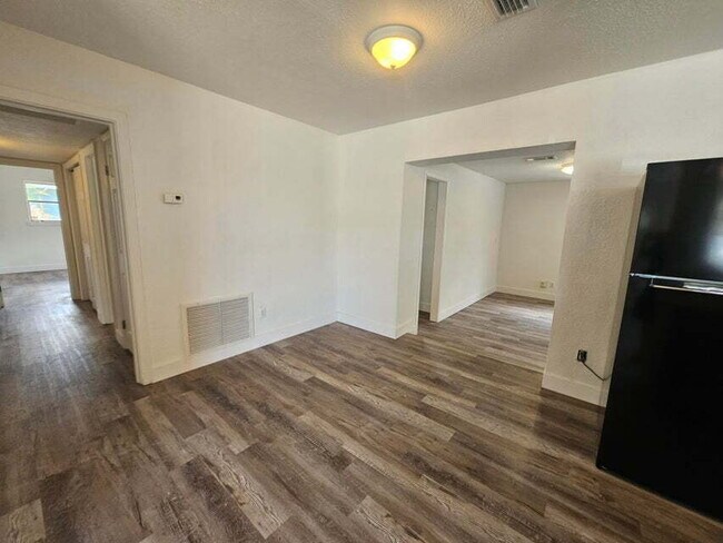 Building Photo - 1040 Hickory Ln