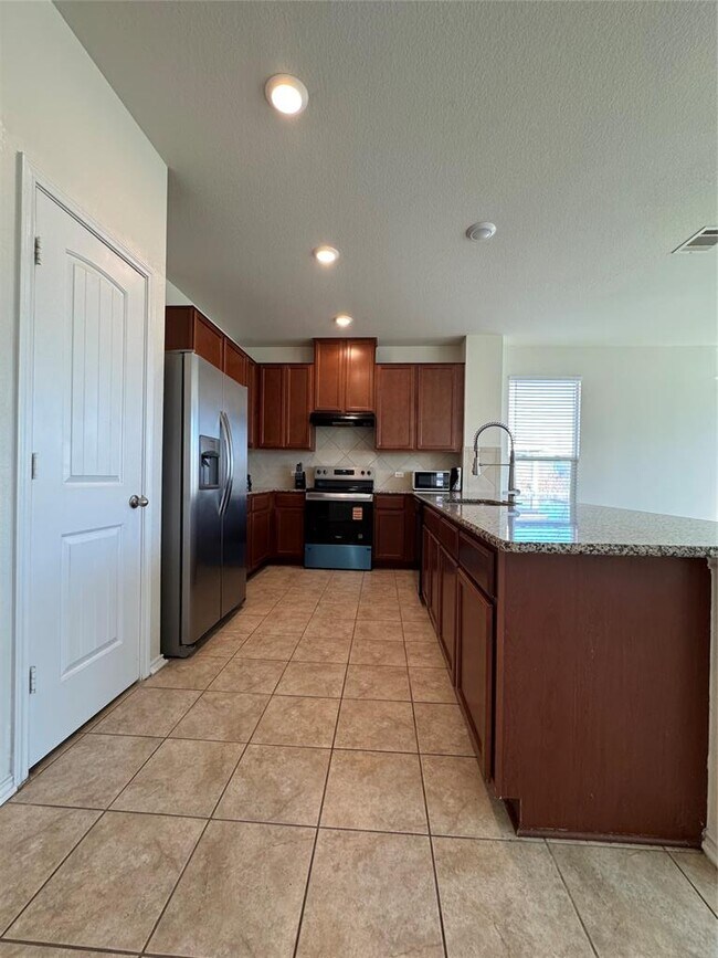 Building Photo - 7607 Lazy Creek Dr