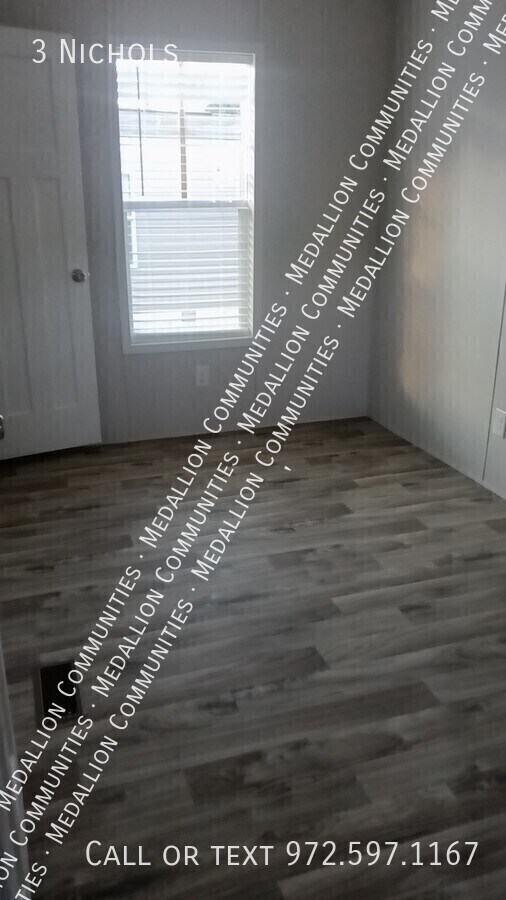 Building Photo - 3 Nichols-