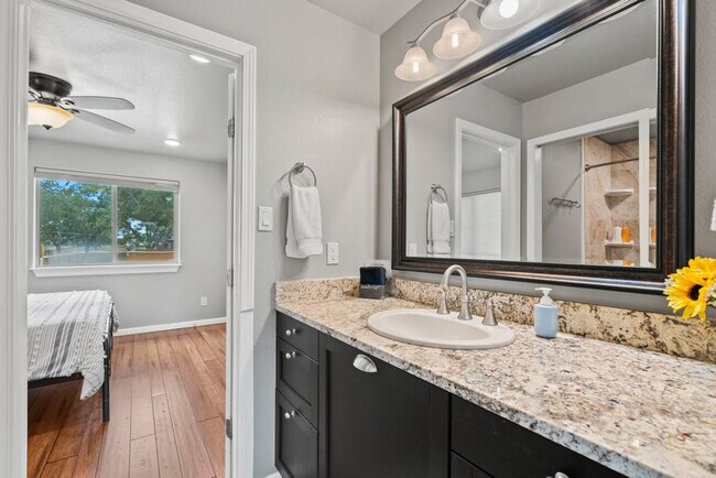 Building Photo - 1740 W Live Oak St