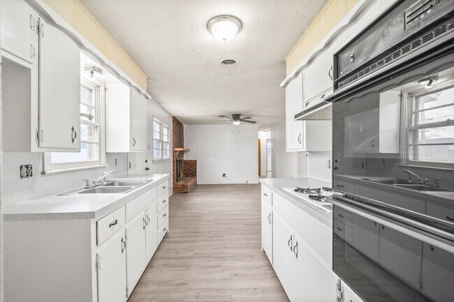 Building Photo - Cozy Home w/ Large Backyard, Minutes from TTU