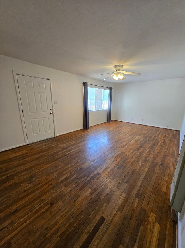 Building Photo - 2BD/1 BA Duplex