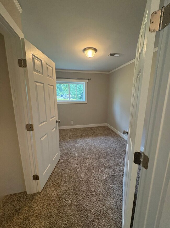 Building Photo - 3 Bedroom 2 Bath Home in Greenville