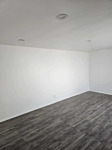 Building Photo - 6810 S Van Ness Ave