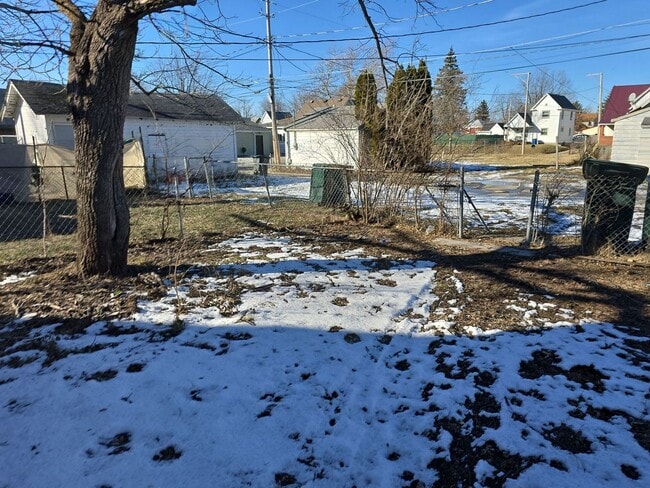 Building Photo - Spacious 2 Bedroom Home! Nice yard! Pet Friendly!