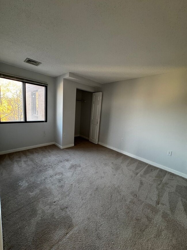 Building Photo - Bright & Spacious Condo in North Medford