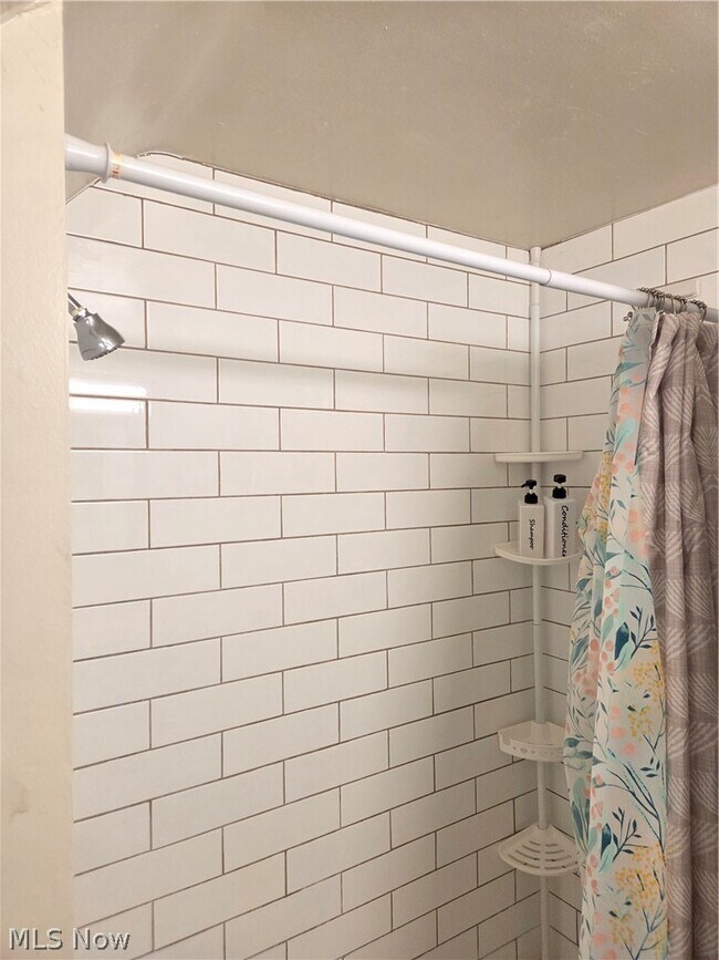 Building Photo - 1450 E 110th St