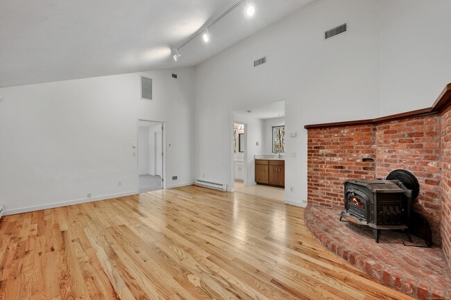 Building Photo - 23 Vine Hill Rd