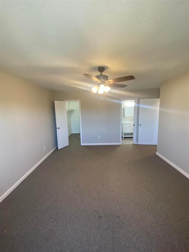 Building Photo - 992 Park Meadow Dr