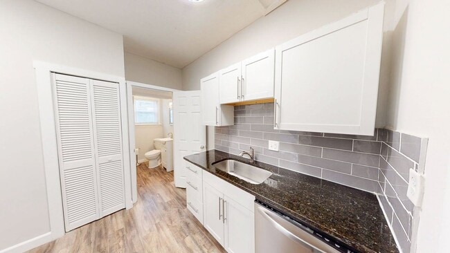 Building Photo - 2 BEDROOMS, 2 FULL BATHROOMS + 1 FREE Off-Street parking spot SPACIOUS single family house availa...