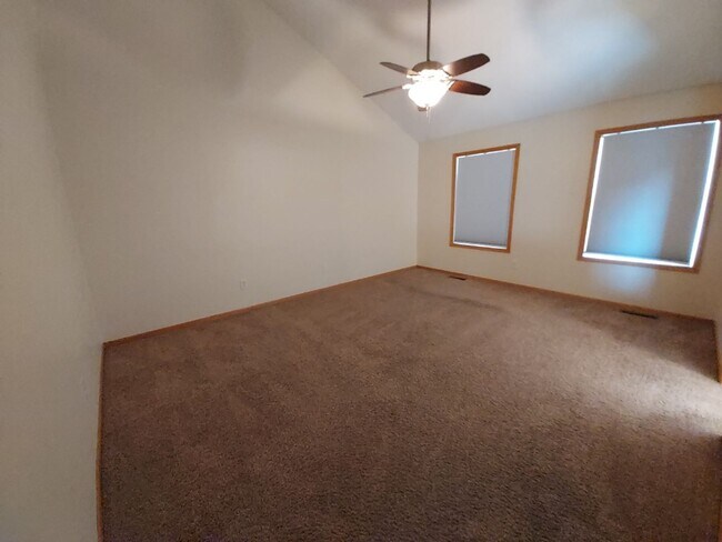 Building Photo - Great 3 Bedroom Townhome in Dancing Waters of Woodbury