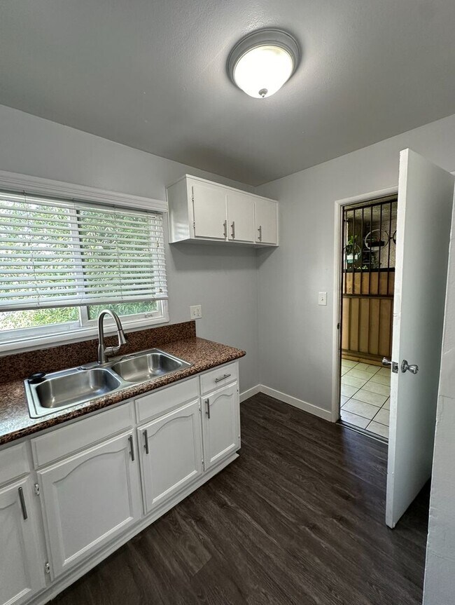 Interior Photo - 124 E 12th St