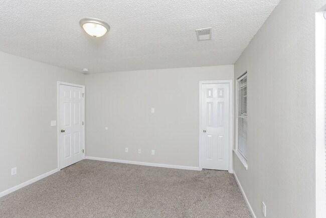 Building Photo - 2162 Oak St