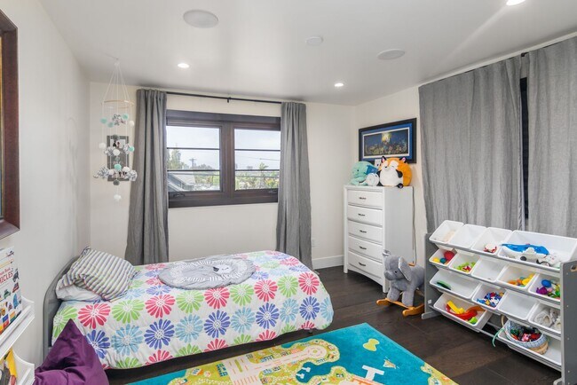 Building Photo - Prime Single Family Home