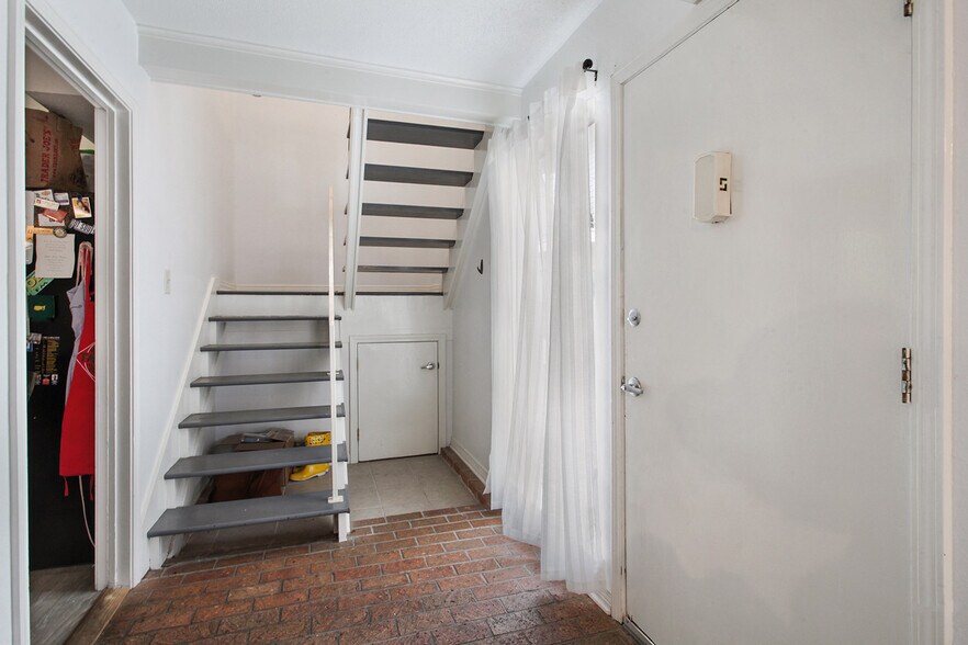 Building Photo - 5421 Constance St