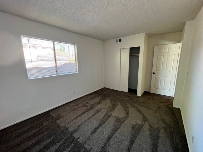 Building Photo - Single-story in Van Nuys w/3+2, bonus room...