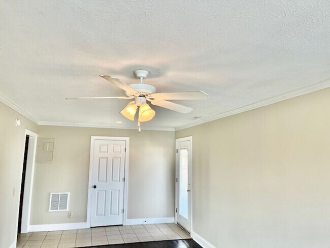 Building Photo - Hennon Dr #238