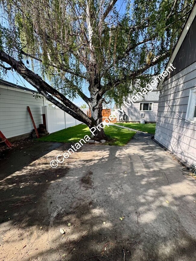 Building Photo - $500 off first months rent on 3 bed 2 bath...