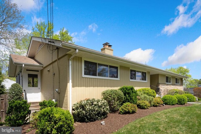 Building Photo - 1404 Middlebury Dr
