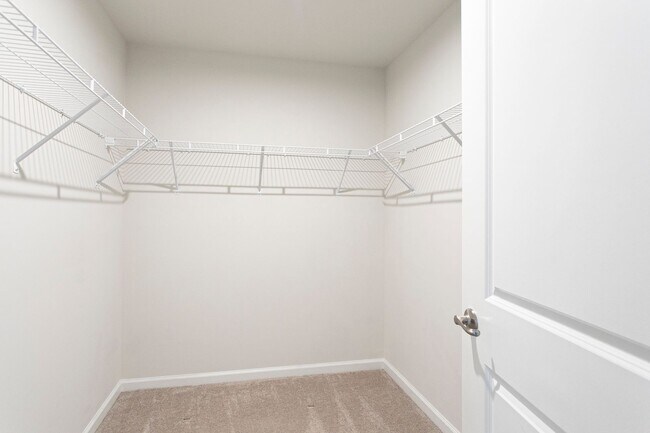 Building Photo - Beautiful 3 bedroom, 2.5 bath townhome in RTP Available August 15!