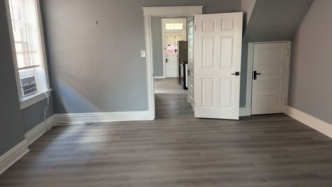 Building Photo - Beautiful renovated apartment with a ton of space!