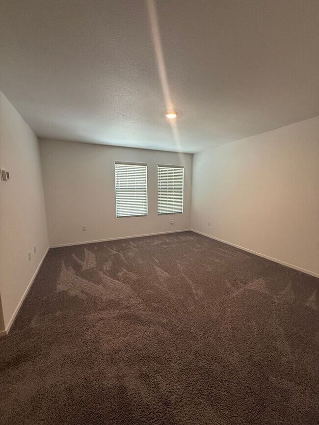 Building Photo - 3-Bed, 2.5-Bath Townhome in North Reno