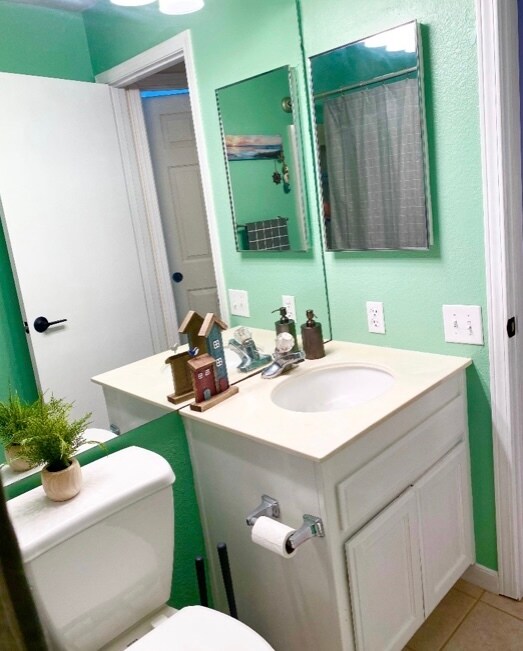Sink and toilet - 372 Chaucer Dr