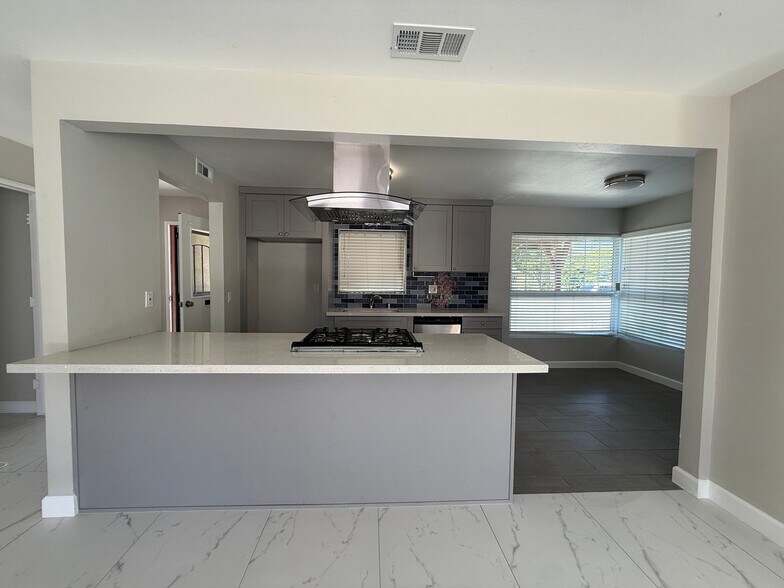 Building Photo - 11092 S Dallas Dr