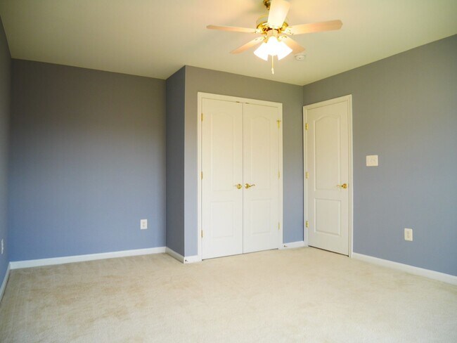 Building Photo - 5 Bedroom 2.5 Bathroom Home- Located in Fi...