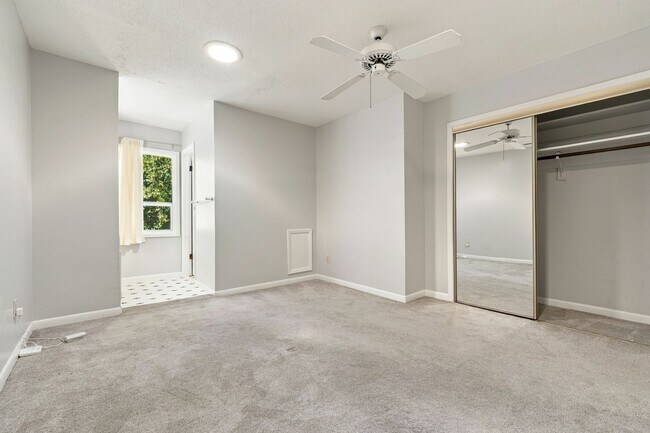 Building Photo - 4100 Five Oaks Dr