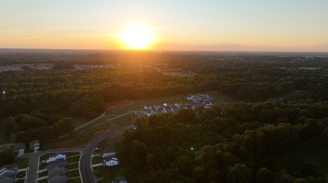 Building Photo - 213 Tartan Dr