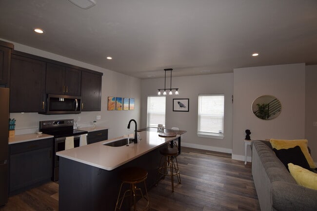Building Photo - 2929 Sunburst Dr