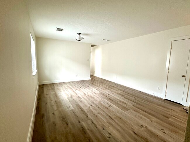 Building Photo - 3 bed 2 Bath in Sienna