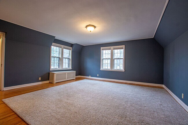Building Photo - Gorgeous 5 Bedroom / 4.5 Bath Home located right off Happy Hollow Blvd!